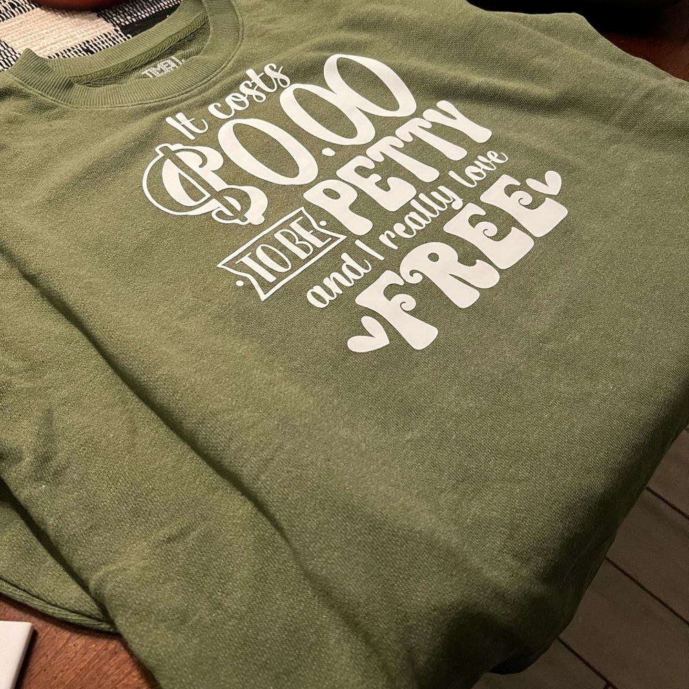 It costs 0$ to be petty - Long Sleeve Shirt